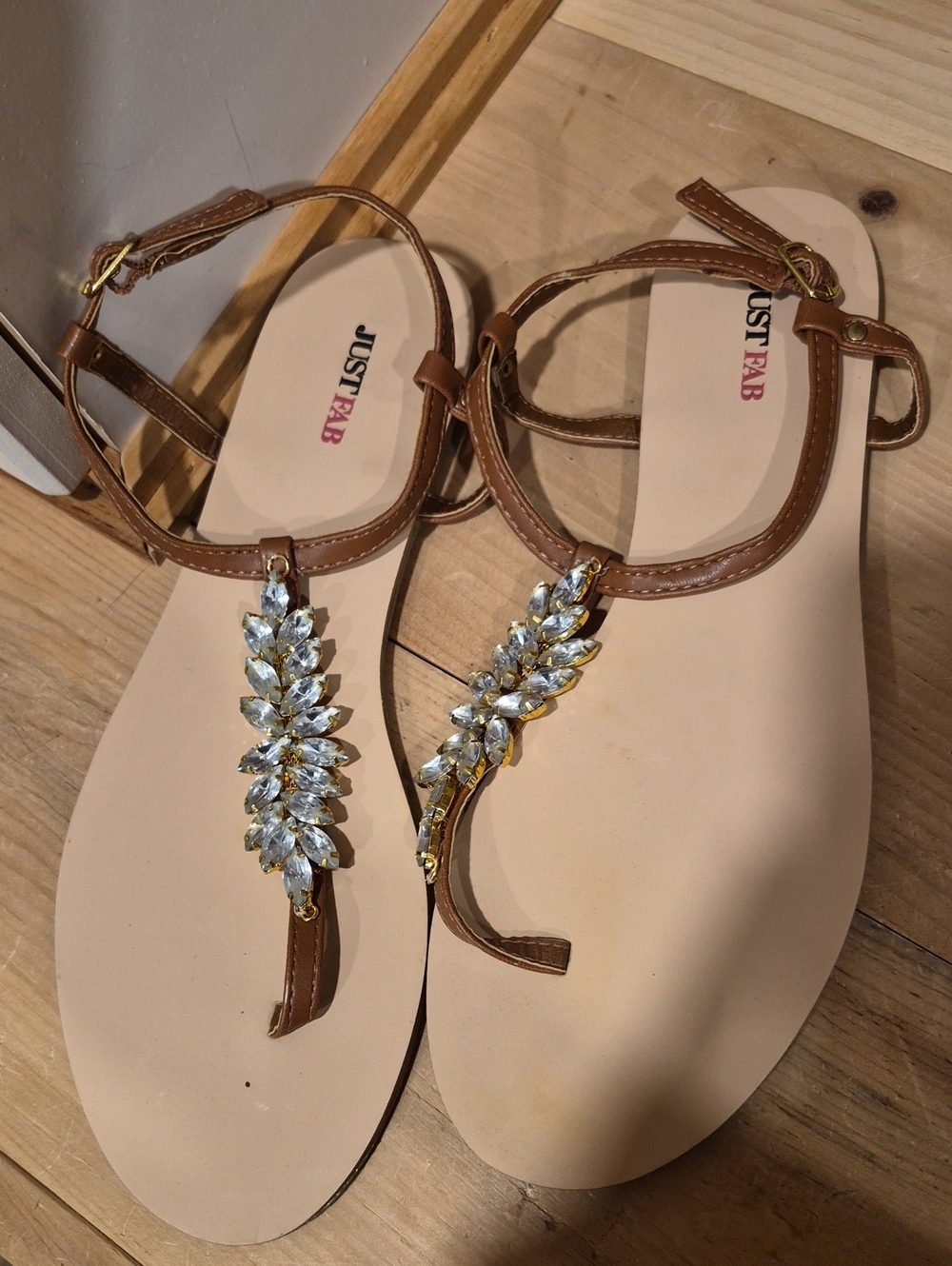 💥💙 JustFab Brown T-Strap Sandals with Crystal Leaf Accents